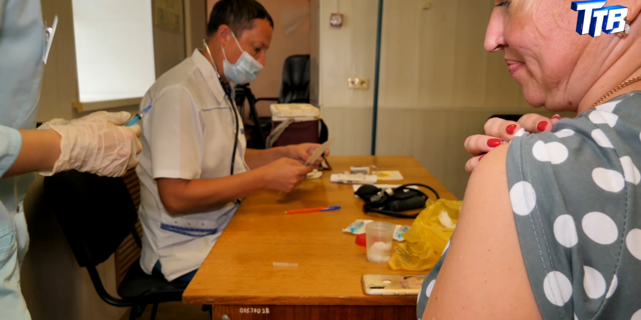 Выездные бригады медиков вакцинируют троичан на рабочем месте